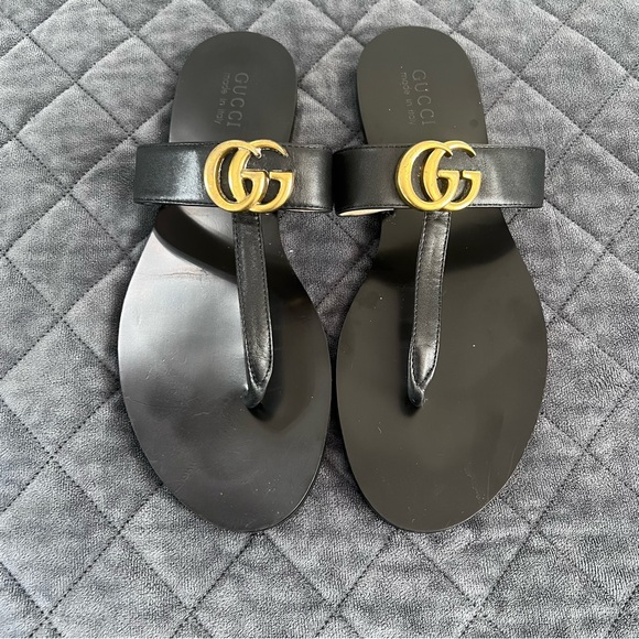 Gucci Sandals Women Size 42 or 12 GG Black Gold Leather Thong Shoe Flat T strap - Picture 2 of 13